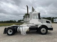 2015 Volvo VNM42T200