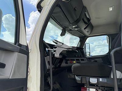 2019 Freightliner CASCADIA 126