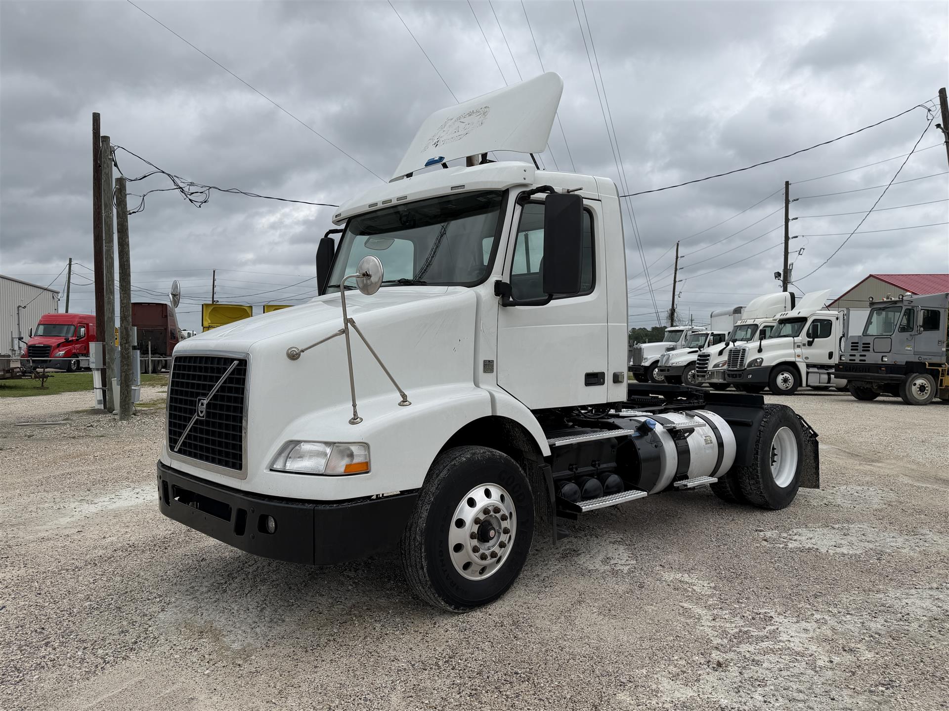 2015 Volvo VNM42T200