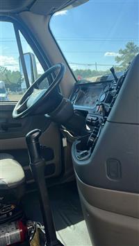 2011 Freightliner CASCADIA DAY CAB