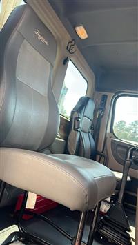 2011 Freightliner CASCADIA DAY CAB
