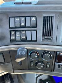 2021 Volvo VNR 6X2 Day Cab