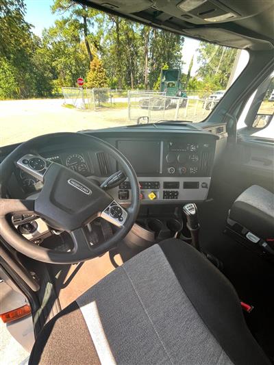 2020 Freightliner CASCADIA 126