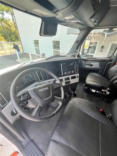 2021 Freightliner CASCADIA 126
