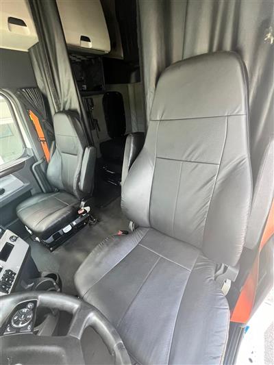 2021 Freightliner CASCADIA 126