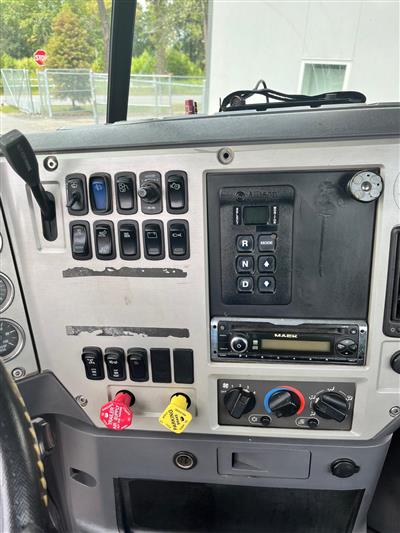 2012 Mack CXU613 DAY CAB