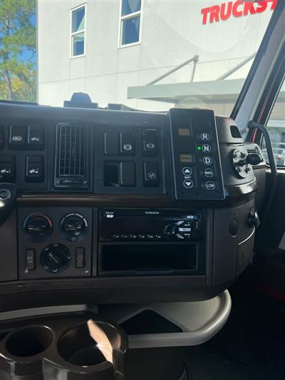2017 Volvo VNL64