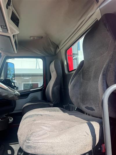2017 Volvo VNL64