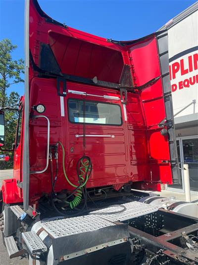 2017 Volvo VNL64