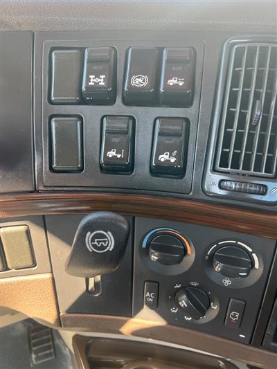 2017 Volvo VNL64