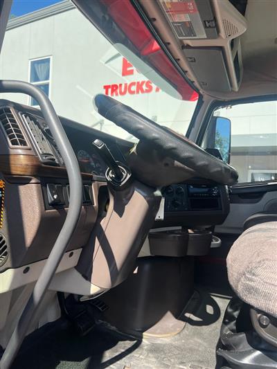 2017 Volvo VNL64
