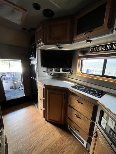 2013 Freightliner CASCADIA 125 - EXPEDITOR TRUCK