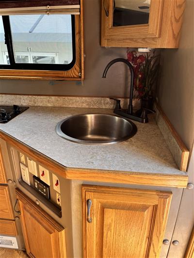 2013 Freightliner CASCADIA 125 - EXPEDITOR TRUCK