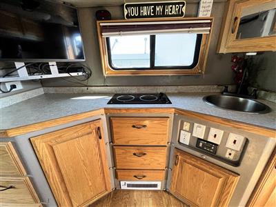 2013 Freightliner CASCADIA 125 - EXPEDITOR TRUCK