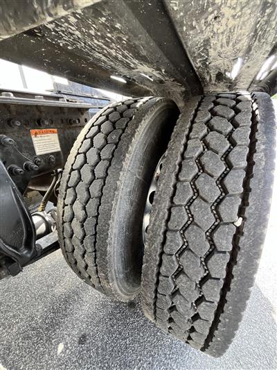 2013 Freightliner CASCADIA 125 - EXPEDITOR TRUCK