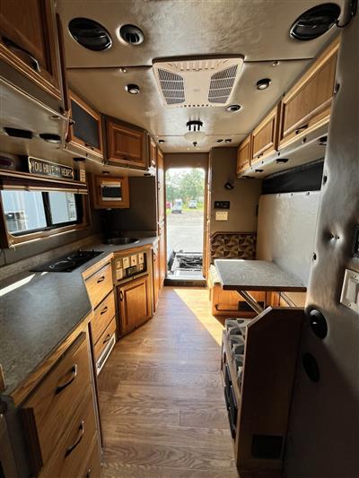 2013 Freightliner CASCADIA 125 - EXPEDITOR TRUCK