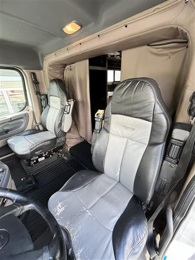 2013 Freightliner CASCADIA 125 - EXPEDITOR TRUCK