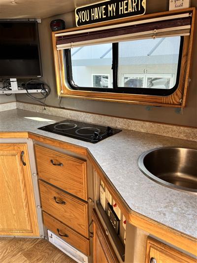 2013 Freightliner CASCADIA 125 - EXPEDITOR TRUCK