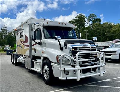 2013 Freightliner CASCADIA 125 - EXPEDITOR TRUCK
