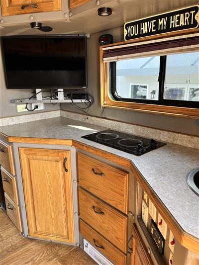 2013 Freightliner CASCADIA 125 - EXPEDITOR TRUCK