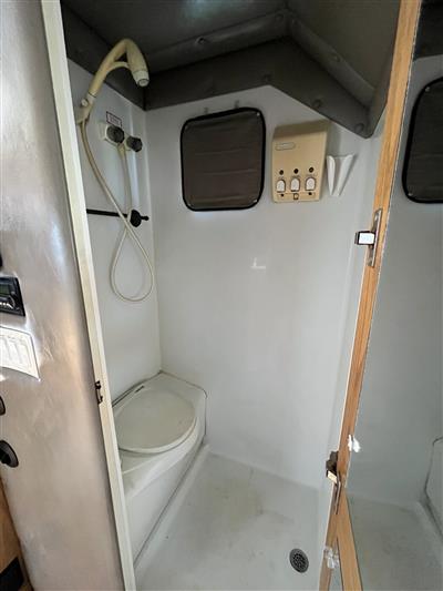 2013 Freightliner CASCADIA 125 - EXPEDITOR TRUCK