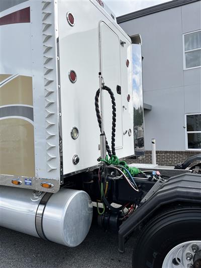 2013 Freightliner CASCADIA 125 - EXPEDITOR TRUCK