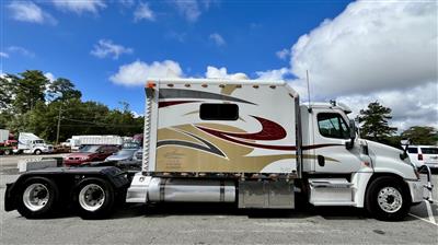 2013 Freightliner CASCADIA 125 - EXPEDITOR TRUCK