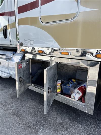 2013 Freightliner CASCADIA 125 - EXPEDITOR TRUCK