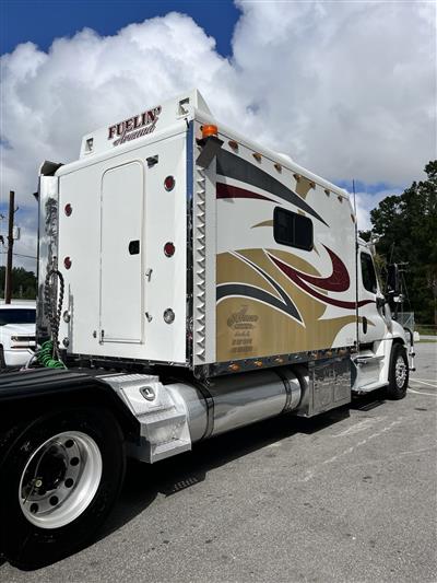 2013 Freightliner CASCADIA 125 - EXPEDITOR TRUCK