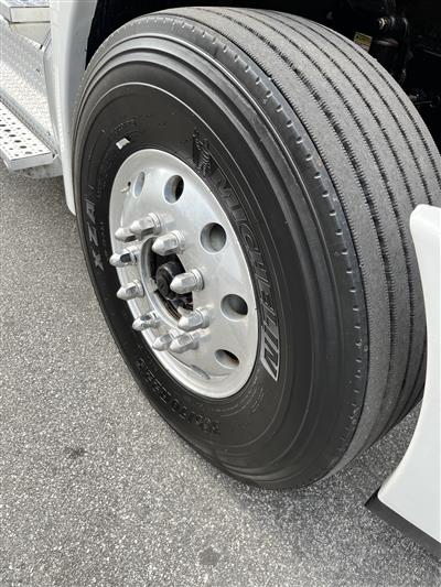 2013 Freightliner CASCADIA 125 - EXPEDITOR TRUCK