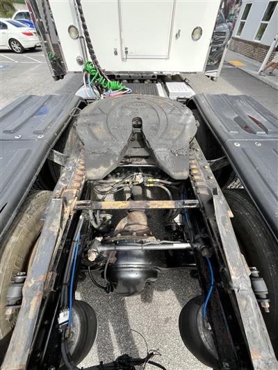 2013 Freightliner CASCADIA 125 - EXPEDITOR TRUCK