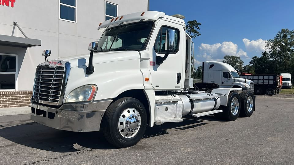 2011 Freightliner CASCADIA DAY CAB