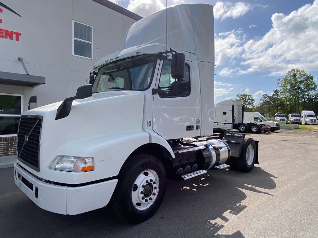 2017 Volvo VNM SINGLE AXLE DAY CAB