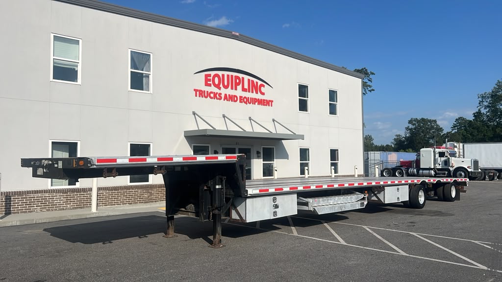 2014 Fontaine 53 ft T/A Spread Axle Step Dec