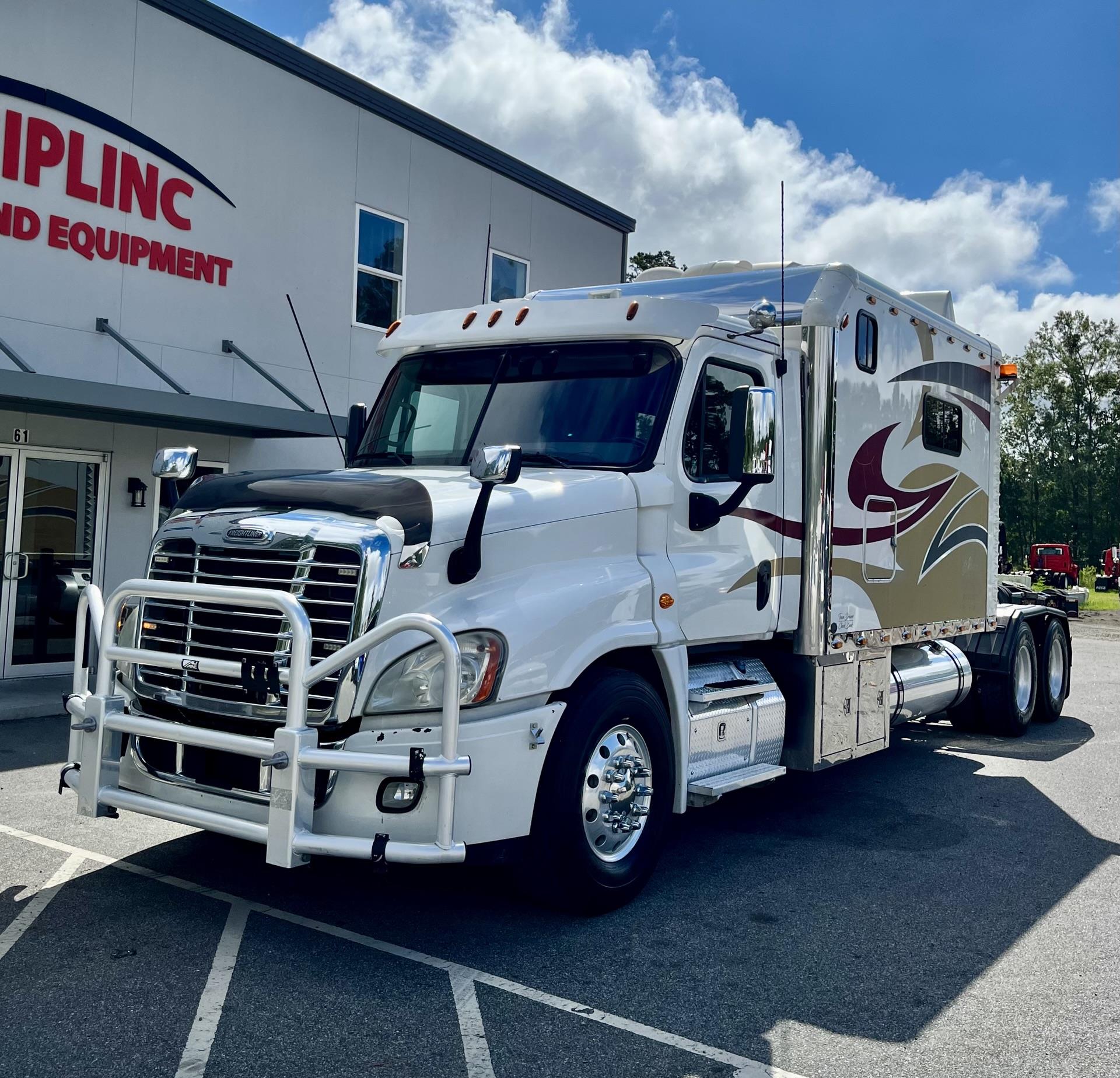 2013 Freightliner CASCADIA 125 - EXPEDITOR TRUCK