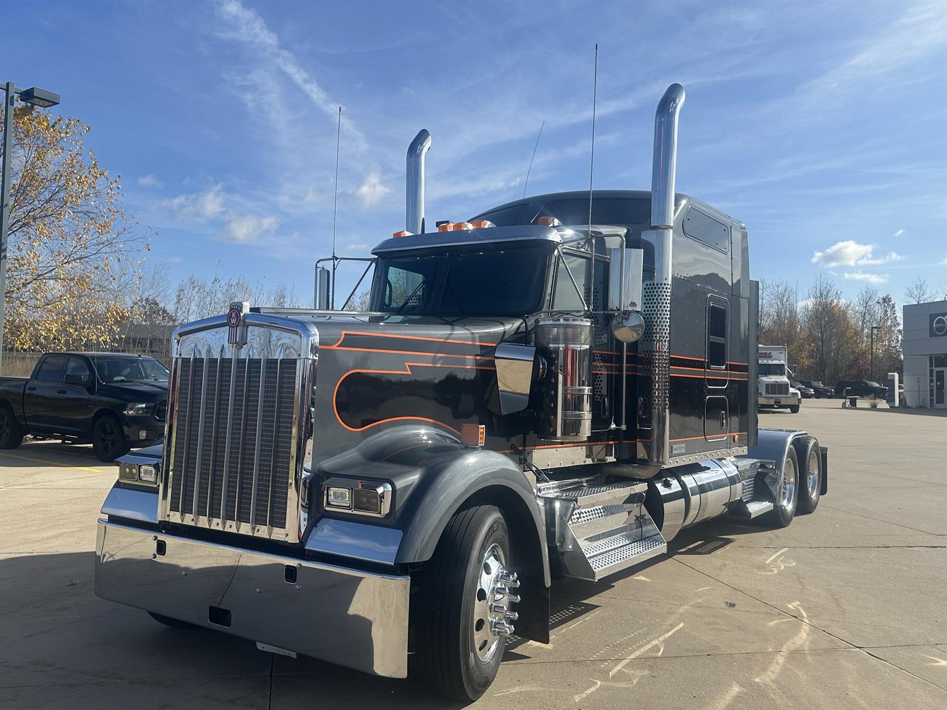 2023 Kenworth W900