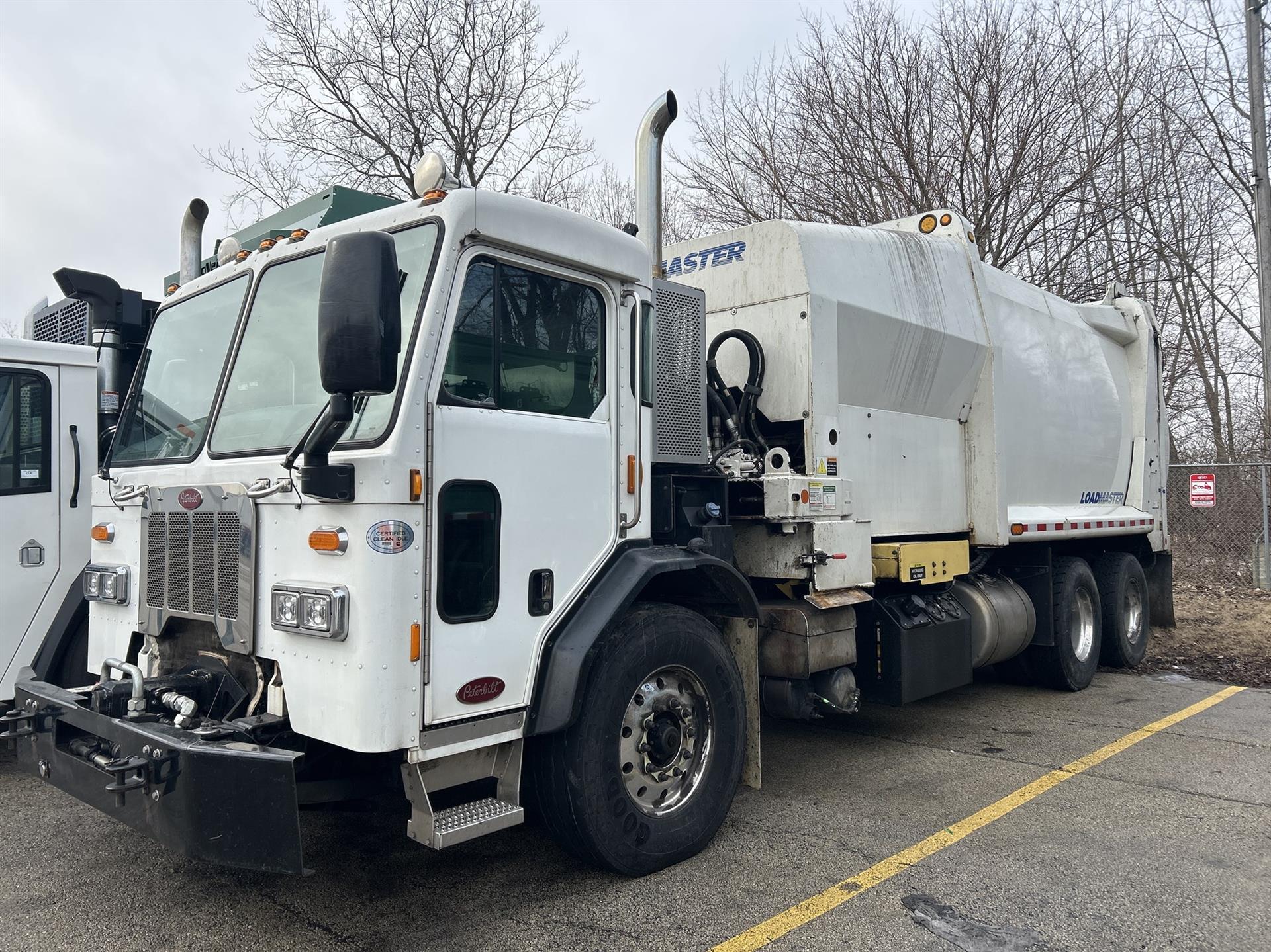 2017 Peterbilt 320