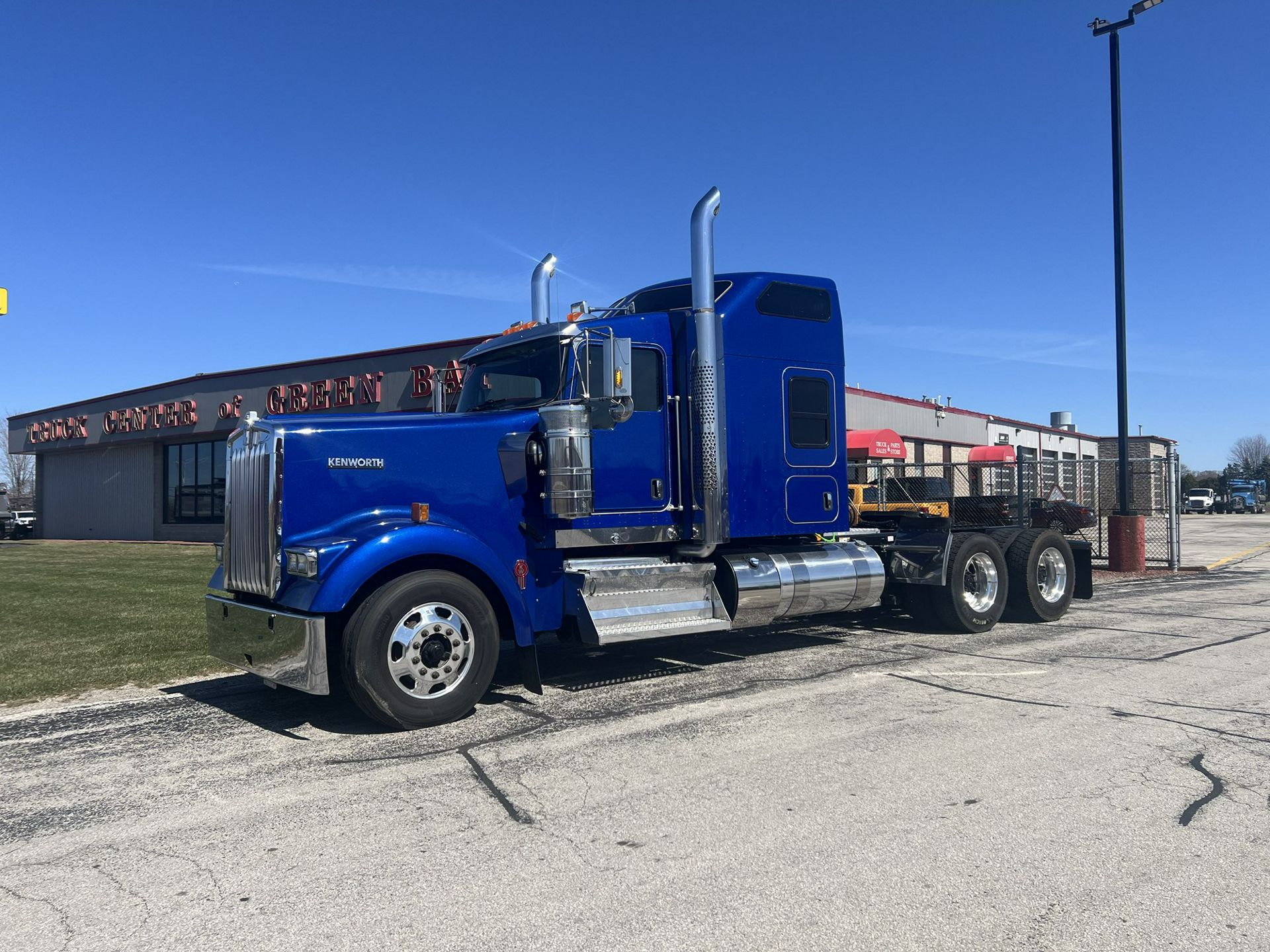 2023 Kenworth W900