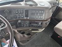 2017 Volvo VNL64T