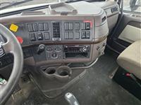 2016 Volvo VNL64T