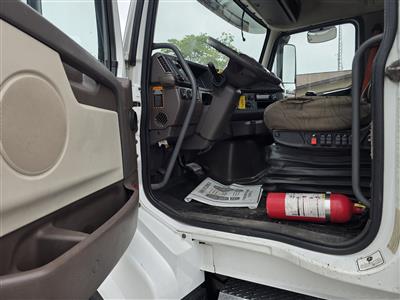 2016 Volvo VNL64T