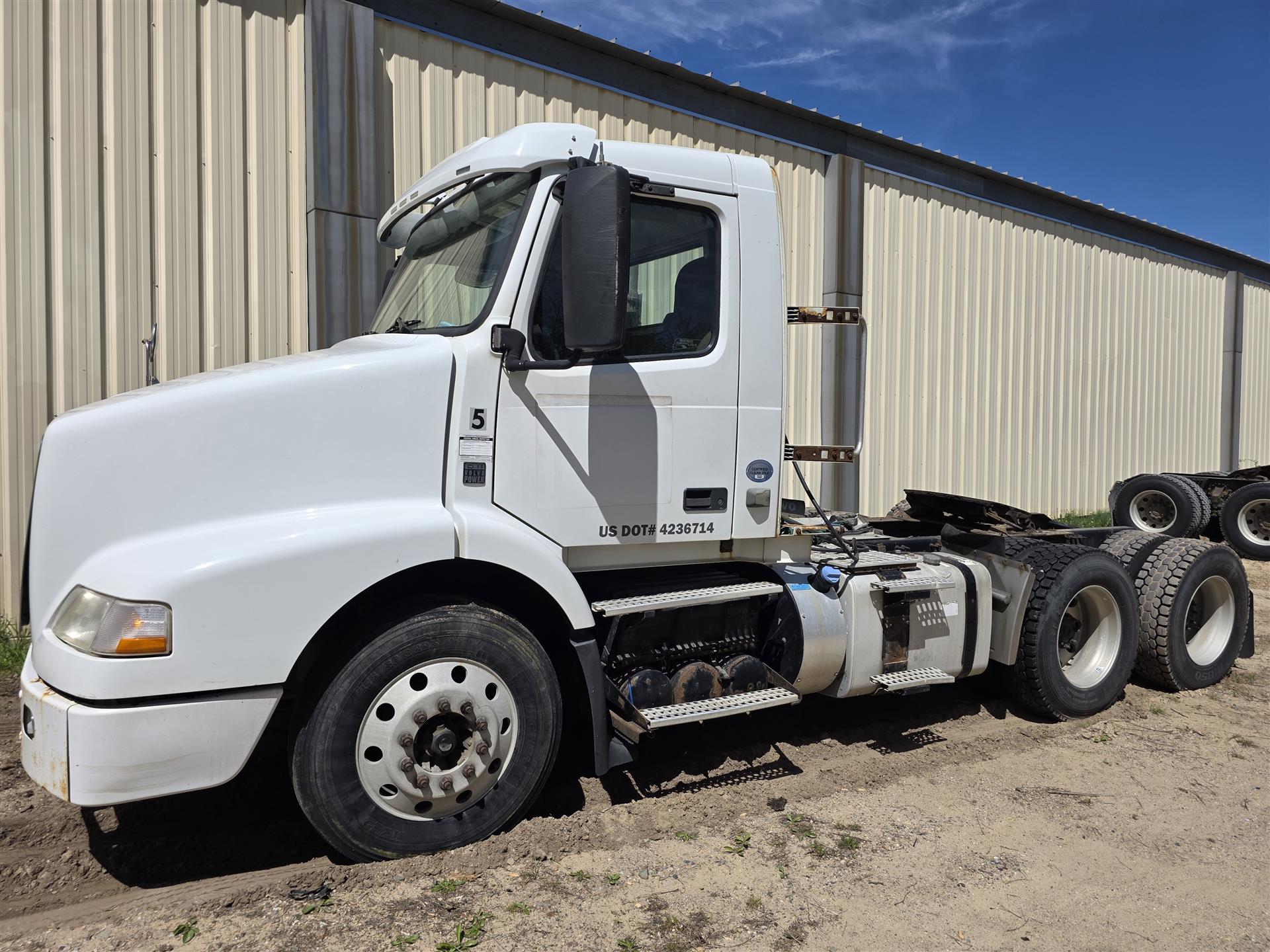 2013 Volvo VNM64T