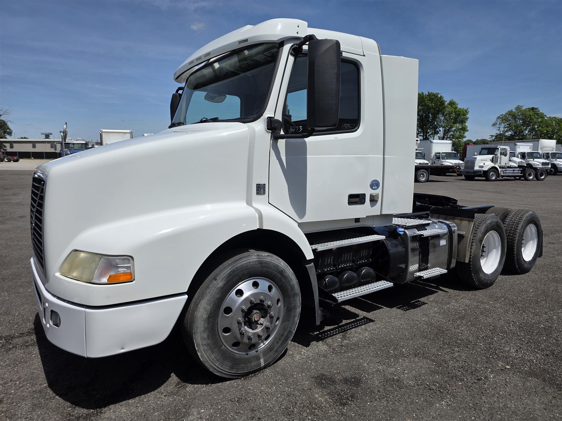 2013 Volvo VNM64T