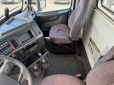 2025 Volvo VNR64T300
