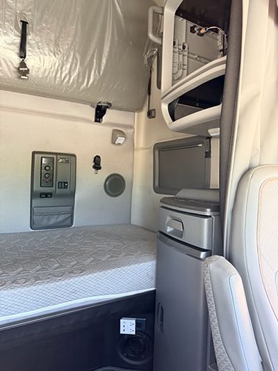 2023 Volvo VNL760