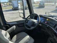 2025 Volvo VNL64T300