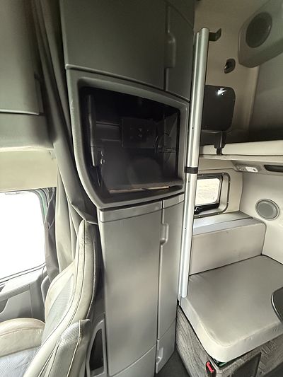 2022 Volvo VNL64T760