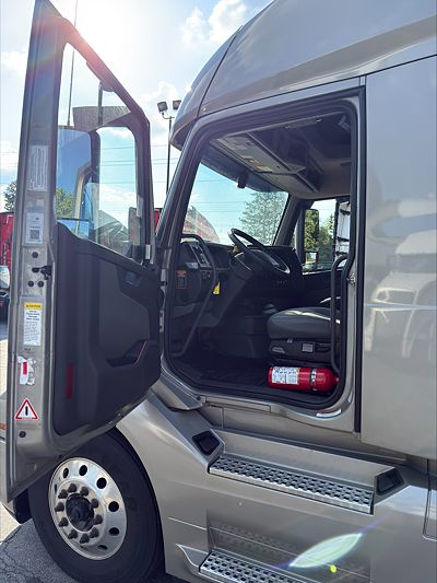 2023 Volvo VNL64T