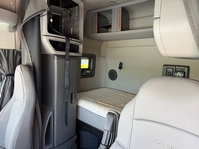 2023 Volvo VNL64T740