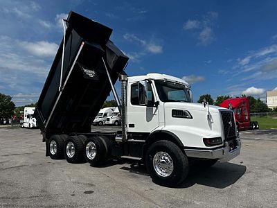 2025 Volvo VHD84B300